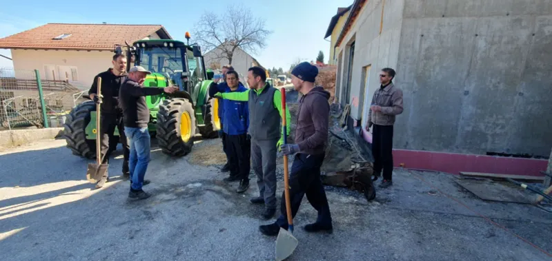 USPEŠNA DELOVNA AKCIJA ZA UREDITEV OKOLICE OB NOVI GASILSKI GARAŽI